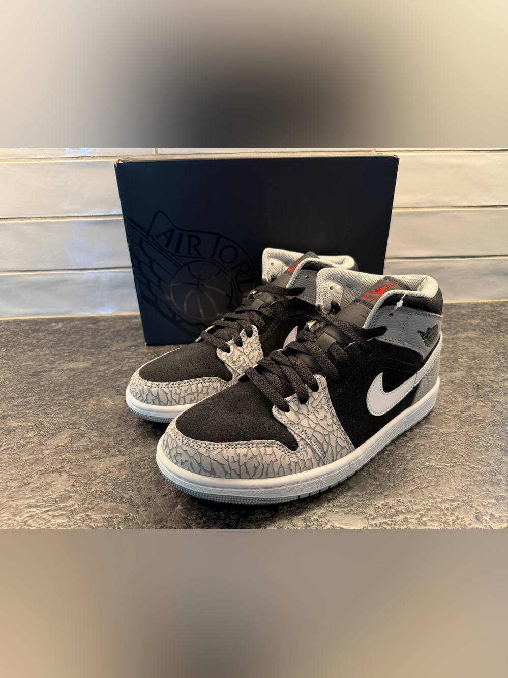 Air Jordan 1 Mid Se Sneakers in Black, Gray and White with Crackle